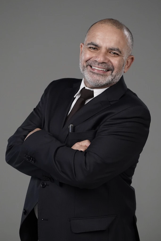 Advogado Claurício Wallace de braços cruzados sorrindo 1