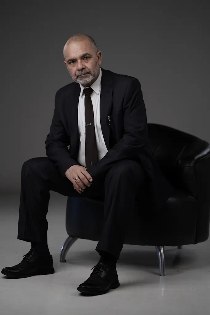 Advogado Claurício Wallace sentado numa poltrona